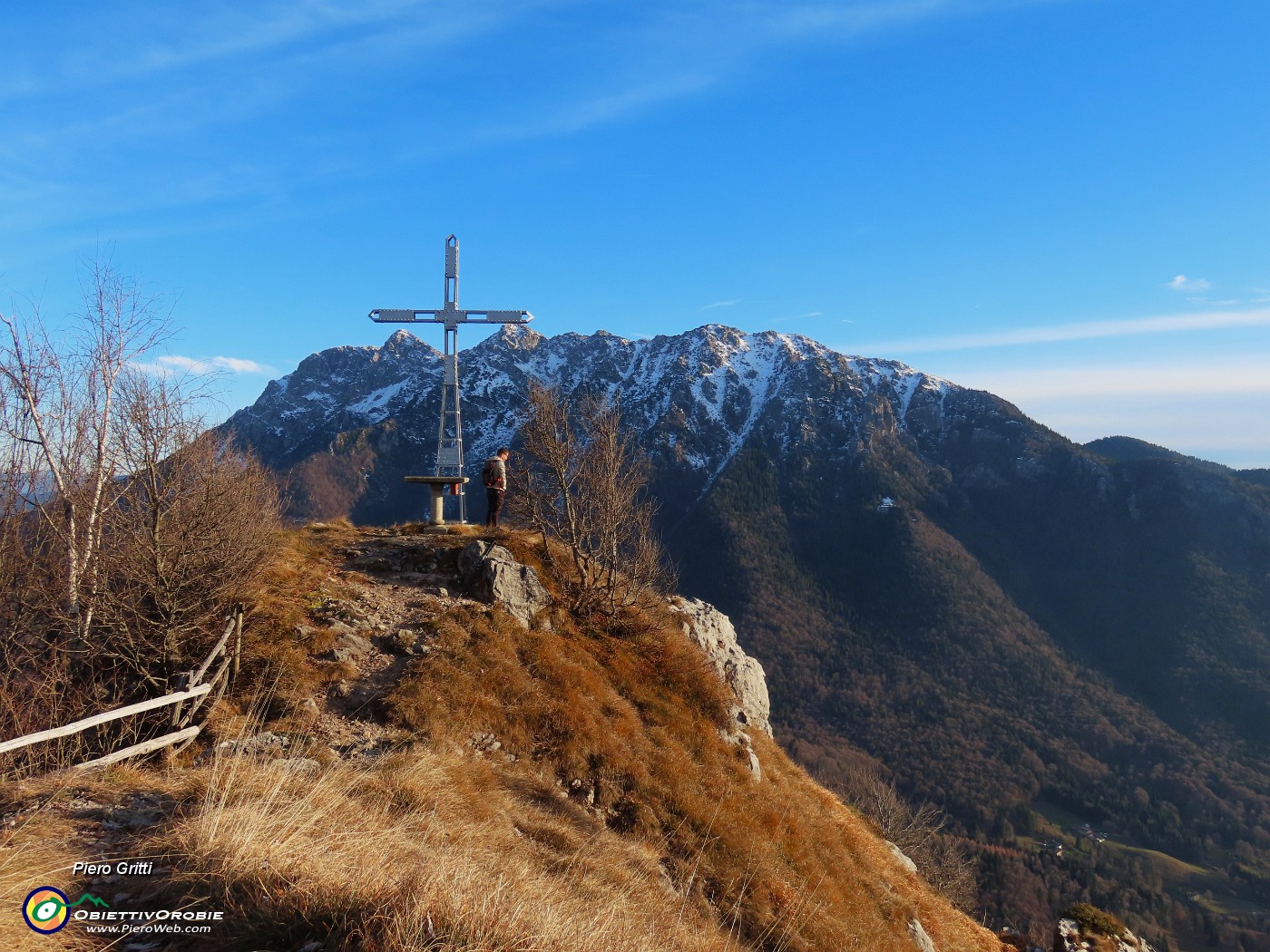 28 Vista panoramica dalla Croce del Monte Castello.JPG